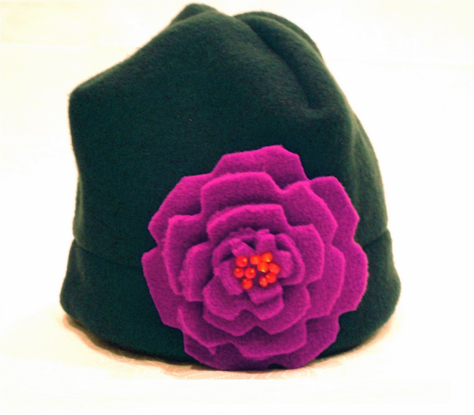 Флисовая шапка с цветком